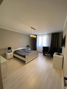 1 dormitorio con 1 cama y sala de estar en Apartament Jarosław en Jarosław