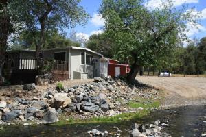 una casa junto a un río con rocas en Mill Creek Getaway, en Squaw Valley