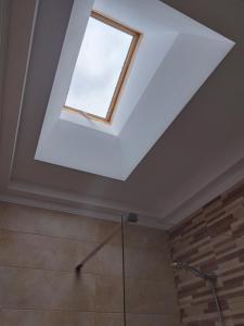 a skylight in a bathroom with a ceiling at Lazzaretto vivienda uso turístico in Lugo