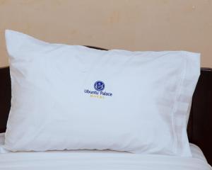 Letto o letti in una camera di Ubuntu Palace Hotel Kampala