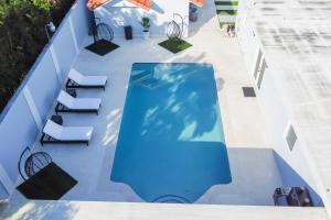 TamiamiにあるSpacious Miami Home Heated Pool BBQ L35の建物内のスイミングプールの上から見える