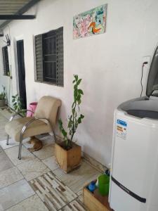 una planta sentada en una habitación junto a una nevera en Casa Aloe Vera en Cavalcante