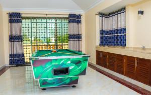 Habitación grande con mesa de billar. en 5 Bedroom Villa Near Pride Inn, en Mombasa
