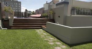 una casa con escaleras y césped en el patio en Mis Vacaciones en Buenos Aires