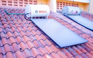 un techo con dos paneles solares encima en 5 Bedroom Villa Near Pride Inn, en Mombasa