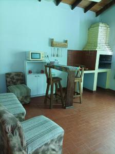 uma cozinha com mesa e cadeiras num quarto em Villamorra house em Assunção