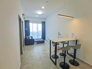 - un salon avec une table et des tabourets dans l'établissement Super Comfort 2R2B Luxury Seaview Sandakan, à Sandakan
