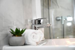 Ένα μπάνιο στο Blue apartment with FREE parking +10 φωτογραφίες