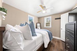 1 dormitorio con 1 cama con almohadas azules y blancas en Cozy 1bdr/1br home near downtown, en Sacramento