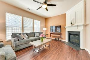 Μια τηλεόραση ή/και κέντρο ψυχαγωγίας στο Charlotte Townhome with Deck 18 Mi to Downtown!