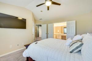 sypialnia z dużym łóżkiem i wentylatorem sufitowym w obiekcie Charlotte Townhome with Deck 18 Mi to Downtown! w mieście Charlotte