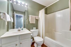 Ένα μπάνιο στο Charlotte Townhome with Deck 18 Mi to Downtown! +19 φωτογραφίες
