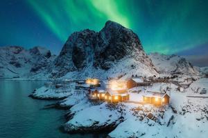 uma imagem de uma aldeia sob a aurora boreal em Private house in the center of Akureyri 