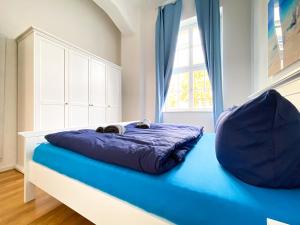 Säng eller sängar i ett rum på Große 3-Raum Luxus-Unterkunft mit 2 Bädern, Waschtrockner & kostenfreier Tiefgarage in Innenstadtnähe