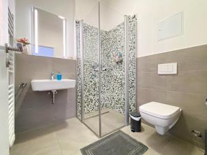 ห้องน้ำของ Große 3-Raum Luxus-Unterkunft mit 2 Bädern, Waschtrockner & kostenfreier Tiefgarage in Innenstadtnähe