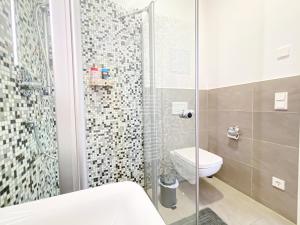 Ett badrum på Große 3-Raum Luxus-Unterkunft mit 2 Bädern, Waschtrockner & kostenfreier Tiefgarage in Innenstadtnähe