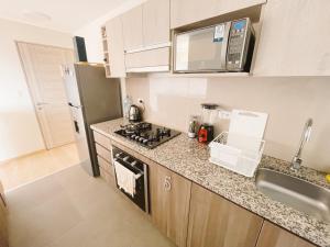 una cucina con frigorifero e piano di lavoro di Amplia habitación privada con baño privado y TV a Lima