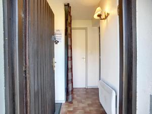 a hallway with a door leading into a room at Appartement Les Gets, 2 pièces, 4 personnes - FR-1-454-26 in Les Gets