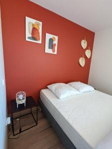 Ένα ή περισσότερα κρεβάτια σε δωμάτιο στο Les Gîtes de Beau Village - Futuroscope
