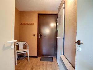 Appartement Les Gets, 2 pièces, 4 personnes - FR-1-454-34にあるテレビまたはエンターテインメントセンター