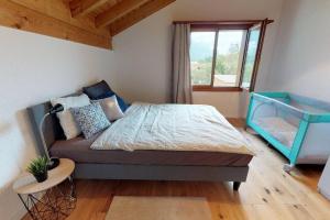 Schlafzimmer mit einem Bett und einem Fenster in der Unterkunft Maisonette 4.5 Zimmer, Nähe Ballenberg in Hofstetten 