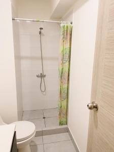 La salle de bains est pourvue d'une douche et de toilettes. dans l'établissement Habitación privada con hermosa vista de Barranco, à Lima