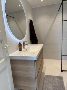 ein Bad mit einem Waschbecken und einem Spiegel in der Unterkunft Cozy apartment near to the beach in Pärnu