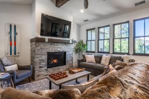 a living room with a couch and a fireplace at Creekhouse 1583 in Mammoth Lakes