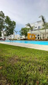 a large swimming pool in front of a building at Bonito departamento playa/planta baja in Playa del Carmen