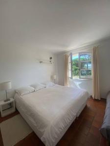Ένα ή περισσότερα κρεβάτια σε δωμάτιο στο Bastide de l'Hermitan - Golfe de Saint Tropez