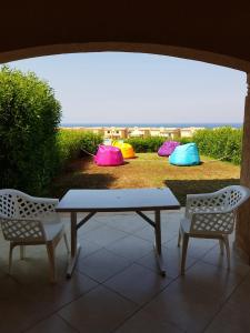 una mesa y 2 sillas en un patio con vistas en Telal Ground Floor 2 bedroms en Ain Sokhna