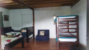 um quarto com 2 beliches e uma escada em FINCA COOMPAB em El Peñol