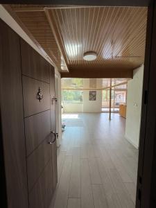 a hallway with a wooden ceiling and a door at Havaalanına yakın, karşısı orman ferah bir daire. 