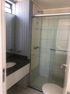 een badkamer met een douche, een toilet en een wastafel bij 202 Flat frente Mar - Golden Tower in Natal