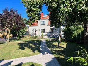 een huis met een pad voor een tuin bij Central sommardröm Visby(AC,Jacuzzi, Bastu,Elbil) in Visby