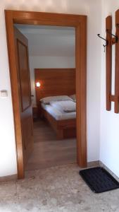 uma porta que leva a um quarto com uma cama em Doppelzimmer Herzogbauer em Saalfelden am Steinernen Meer