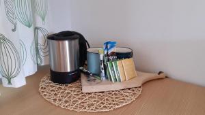 ein Regal mit Kaffeemaschine und Büchern auf dem Tisch in der Unterkunft Doppelzimmer Herzogbauer in Saalfelden am Steinernen Meer