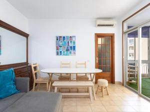 a living room with a table and a table and chairs at Live Tabaiba Decre con piscina in Tabaiba