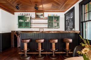 The lounge or bar area at Hotel Mountain Brook