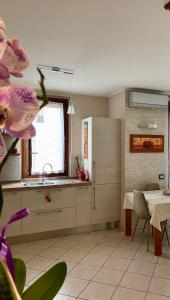 cocina con fregadero, ventana y mesa en Pacy - Park City Home en San Giuliano Milanese
