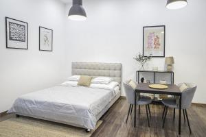 - une chambre avec un lit, une table et des chaises dans l'établissement CCC Apartments, à Budapest