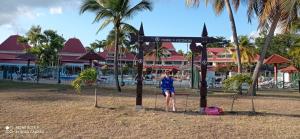 入住Grand studio 4 pers superbe vue mer et cocotiers dans Village Vacances Sainte-Anne plage à - 30 m的客人