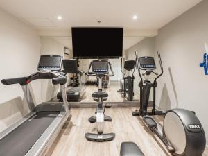 Fitness centrum a/nebo fitness zařízení v ubytování Hotel Mesaluna Short & Long Stay