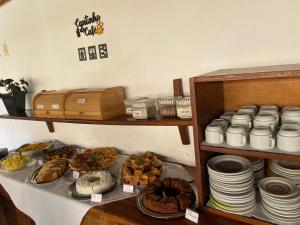 un tavolo con piatti e altri prodotti alimentari di Pousada Flor de Lotus a Itacaré