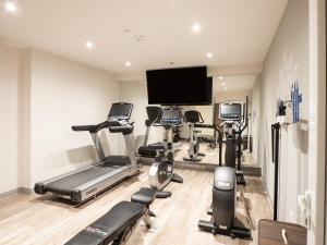 Fitness centrum a/nebo fitness zařízení v ubytování Hotel Mesaluna Short & Long Stay