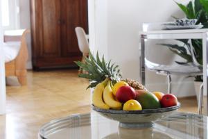 un bol de fruta sentado en una mesa de cristal en Wunderschöne, großzügige Wohnung, en Bad Soden am Taunus