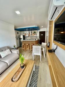 uma sala de estar com um sofá e uma mesa em Apart Ponta Negra Beach Natal -Lovely Flat em Natal
