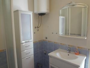 A bathroom at Villa Dijana