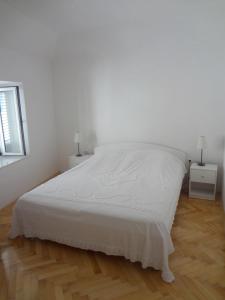 A bed or beds in a room at Villa Dijana