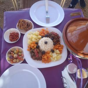 una mesa púrpura con platos de comida. en Cafe Restaurant Etto, en Khamliya